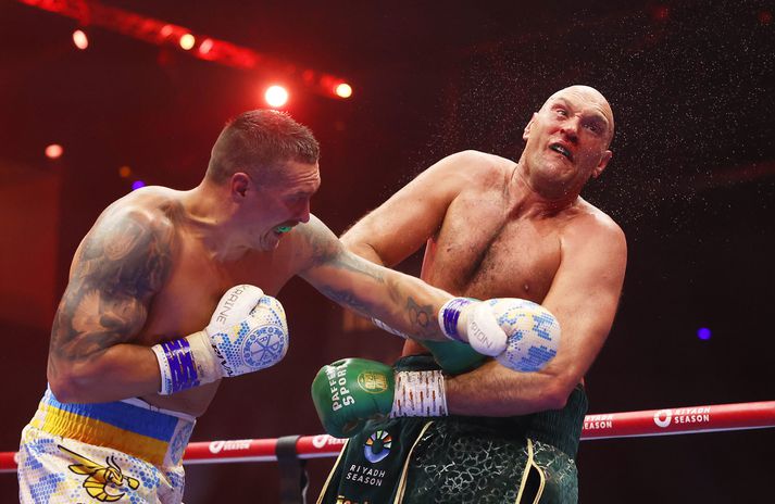 Oleksandr Usyk kýlir Tyson Fury.