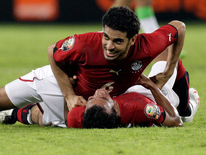 Hani Said og Hosni Abd Rabbou fagna sigri Egyptalands.