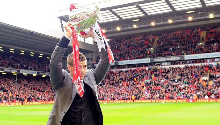 Steven Gerrard með deildabikarinn á Anfield í dag.