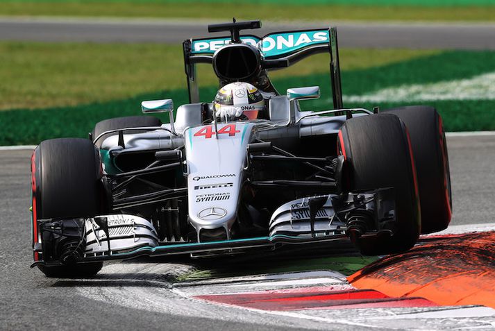 Lewis Hamilton var fljótastur í dag. Náði sínum þriðja ráspól í röð á Monza.
