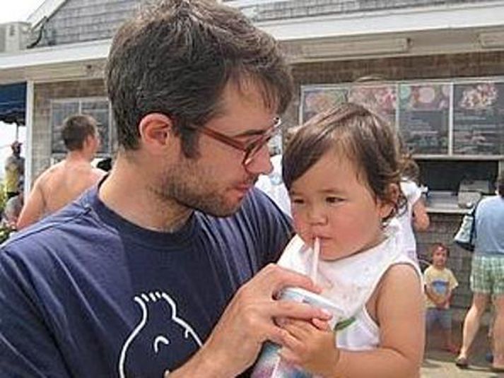 Sasha Blair-Goldensohn ásamt dóttur sinni fyrir slysið.