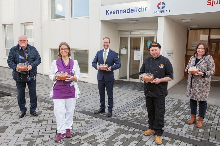 Á myndinni eru, talið frá vinstri: Helgi Vilhjálmsson, forstjóri Góu, María Guðrún Þórisdóttir, yfirljósmóðir, Sigurður Hannesson, framkvæmdastjóri Samtaka iðnaðarins, Garðar Sveinn Tranberg, bakarameistari, og Sigurbjörg Sigþórsdóttir, formaður Landssambands bakarameistara.