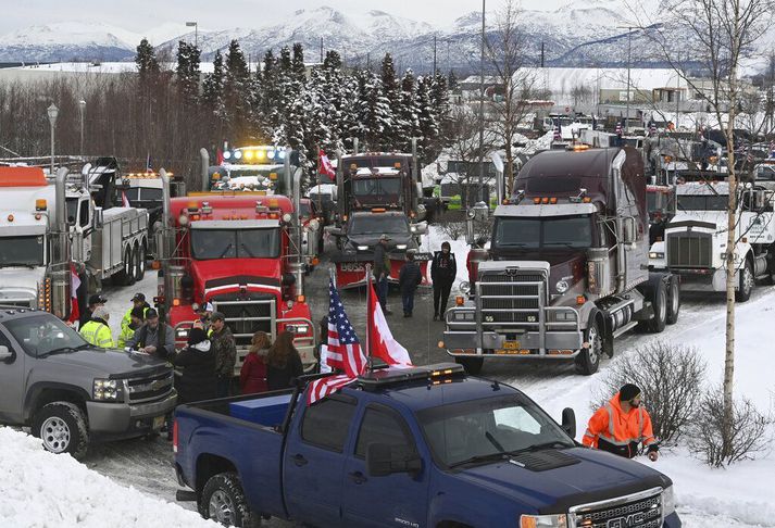 Hundruð vörubílstjóra safnast hér saman til að stöðva umferð um landamæri Kanada og Bandaríkjanna.