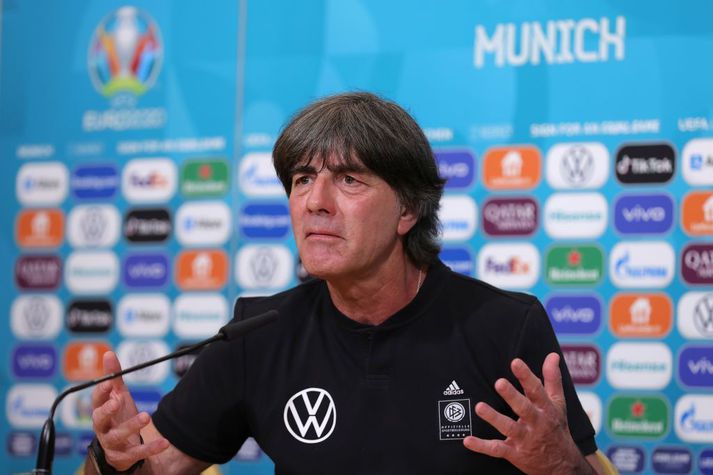 Joachim Löw hefur sætt gagnrýni fyrir 3-4-3 kerfi Þýskalands.