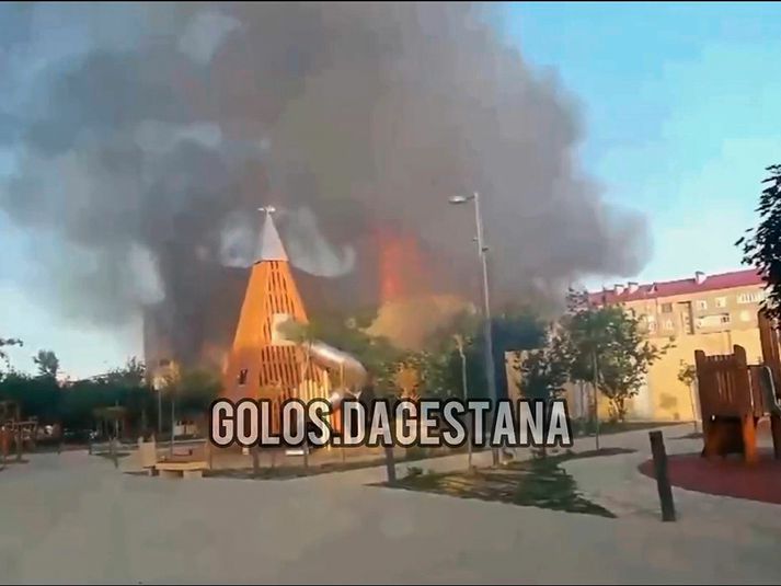Reykjarmökkur stígur upp í Makhachkala. Kveikt var í sýnagógum og kirkjum.