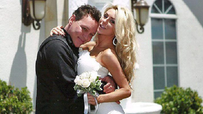 Leikarinn Doug Hutchison kvæntist Courtney Stodden á dögunum. Þrjátíu og fimm ára aldursmunur er á hjónunum, en Stodden er enn ekki orðin lögráða.