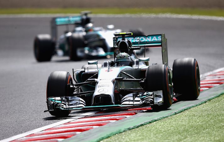 Rosberg á Suzuka brautinni með Hamilton á hælunum.