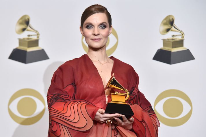 Hildur með Grammy-verðlaunin sem hún vann til fyrir tónlistina í Chernobyl. Hún er nú tilnefnd til tvennra Grammy-verðlauna fyrir tónlist sína í Joker.