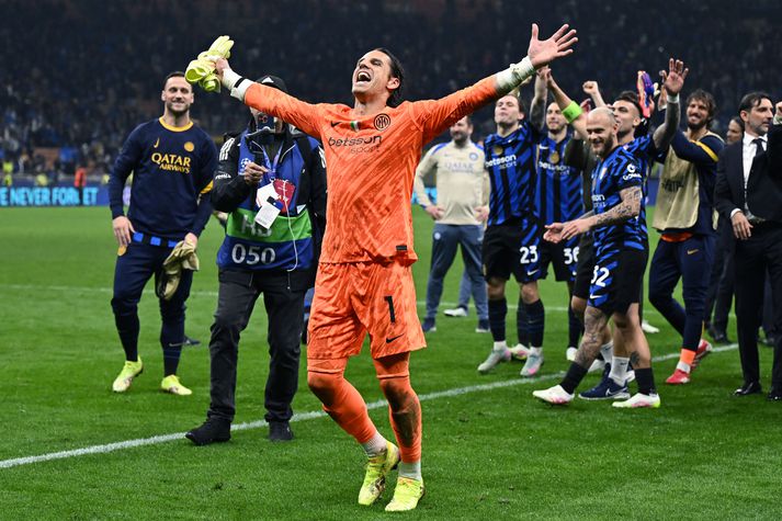 Yann Sommer fagnar hér sigri IInternazionale á Barcelona á San Siro í kvöld.
