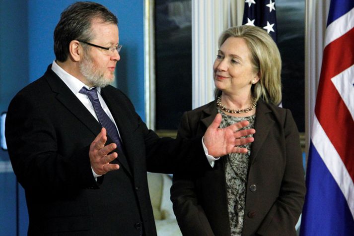 Hillary Clinton og Össur Skarphéðinsson áttu langan fund í Washington í gær. Clinton tók vel í hugmyndir um hertar olíumengunarvarnir í Norðurhöfum. Ræddu líka um heimsmálin og samstarf Íslands við AGS.