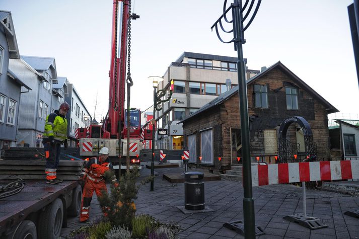Frá vettvangi í morgun en hífa á húsið við Laugaveg 73 yfir á Hverfisgötu.