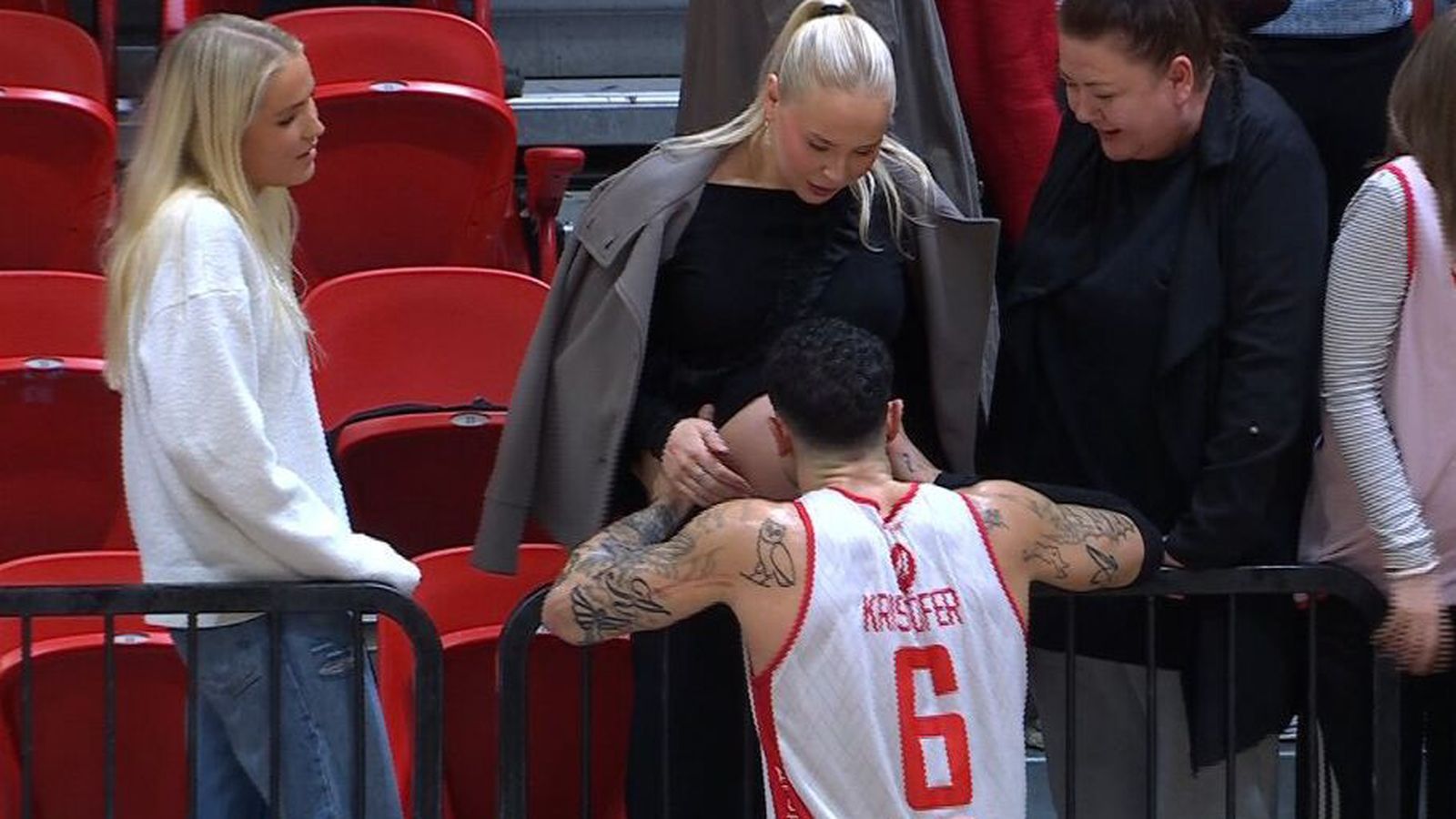 Fagnaði sigri með bumbukossi