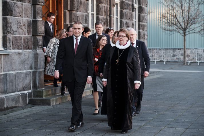 Katrín Jakobsdóttir, forsætisráðherra, sést hér fyrir miðri mynd ganga frá þinghúsinu í Dómkirkjuna við þingsetningu í liðinni viku. Fyrir framan hana eru forseti Íslands, Guðni Th. Jóhannesson, og Agnes M. Sigurðardóttir, biskup Íslands, sem fékk ríflega launahækkun með úrskurði kjararáðs um helgina.