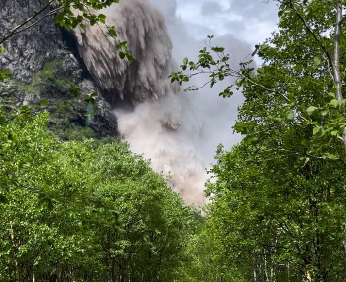 Snjóflóðið, sem virðist hafa verið töluvert jarðvegsblandað, féll úr mikill hæð.