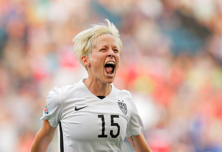 Megan Rapinoe fagnar fyrra marki sínu gegn Ástralíu.