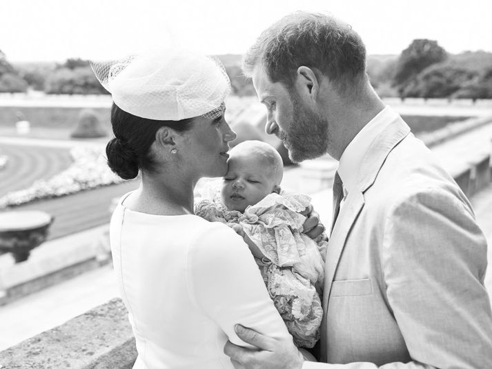 Meghan Markle, hertogaynjan af Sussex, heldur á Archie syni þeirra Harry Bretaprins.