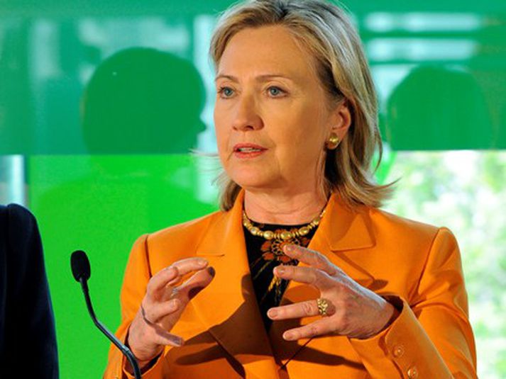 Hillary segir þingkosningarnar í Búrma ólýðræðislegar.