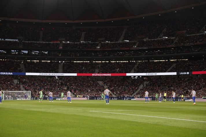 Leikmenn Atletico Madrid og Osasuna stóðu hreyfingarlausir þrátt fyrir að leikur væri formlega farinn af stað