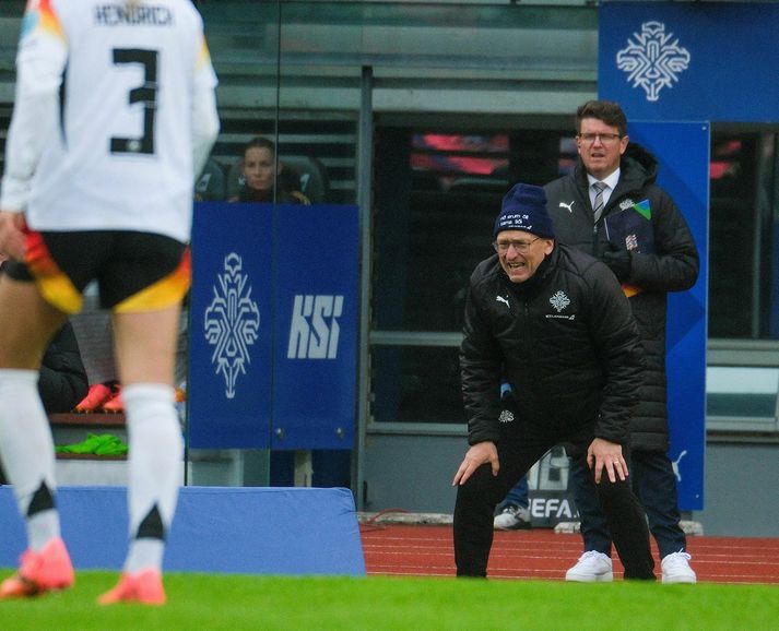 Þorsteinn Halldórsson hvetur sínar stelpur áfram til sigursins á Þjóðverjum.