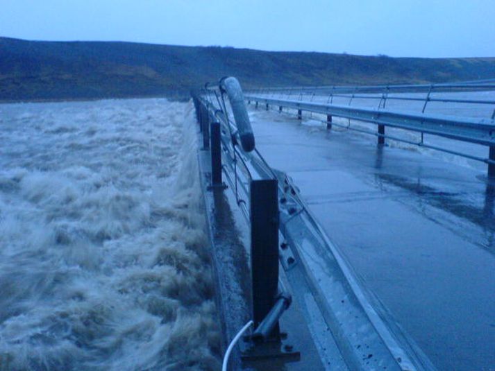 Brúnni yfir Hvítá við Brúarhlöð hefur verið lokað vegna vatnavaxta.