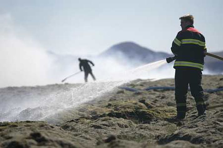 Slökkviliði berst hér við sinubruna á Miðdalsheiði í fyrra. Nú eru þeir að berjast við sinubruna við Hvaleyrarvatn í Hafnarfirði.