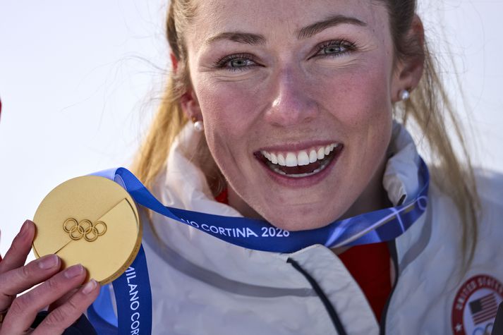 Mikaela Shiffrin fagnar með Ólympíugullið sitt, það fyrsta í átta ár.