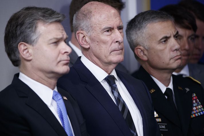 Dan Coats (f.m.) ásamt Christopher Wray, forstjóra FBI, (t.v.) og Paul Nakasone, forstjóra Þjóðaröryggisstofnunarinnar NSA (t.h.).