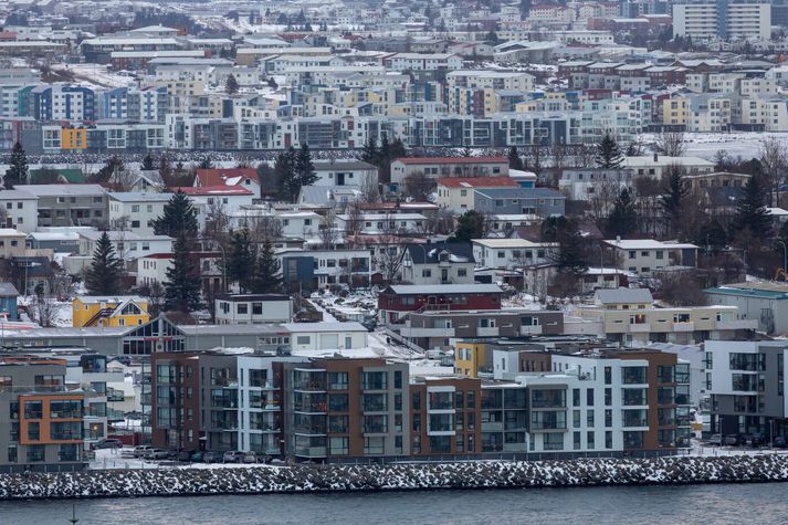 Maðurinn fannst látinn í litlu fjölbýlishúsi á sunnudagsmorgun.