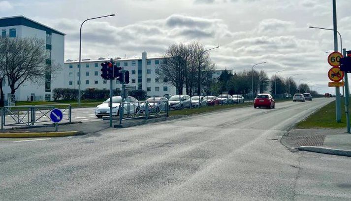 Horft til suðurs á Kringlumýrarbraut.