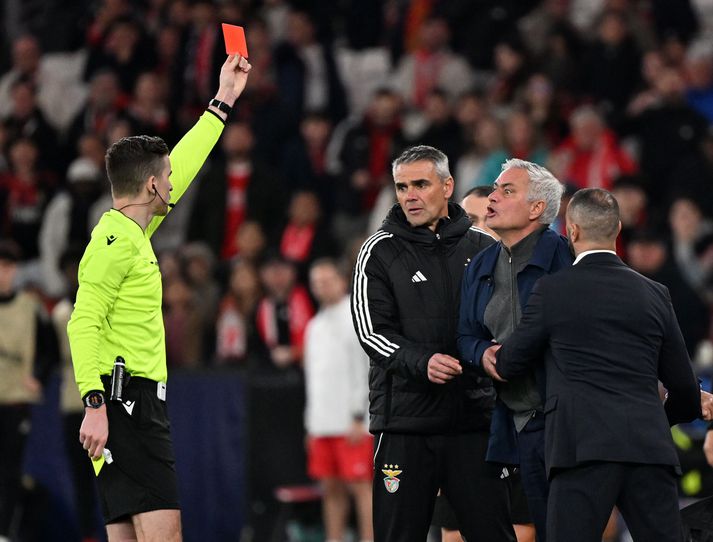 José Mourinho fékk að líta rauða spjaldið í leik gærkvöldsins.