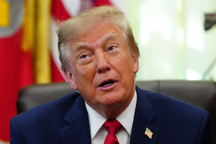 Donald Trump segir að hann hefði getað og geti enn farið í hart gegn forverum sínum og Hillary Clinton. Hann segir þau hafa gert „mjög slæma hluti“ án þess þó að tilgreina hvað hann á við.