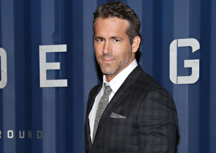 Stórleikarinn Ryan Reynolds hefur áhuga á að kaupa þriðja elsta fótboltafélag heims.