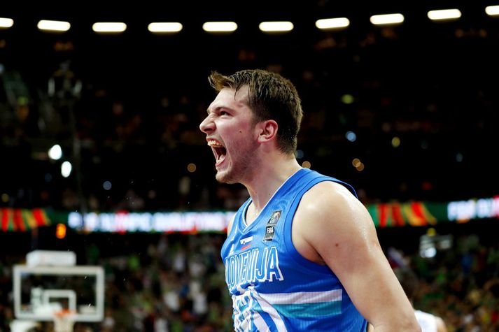 Luka Doncic fagnar körfu í úrslitaleiknum á móti Litháen í gær.