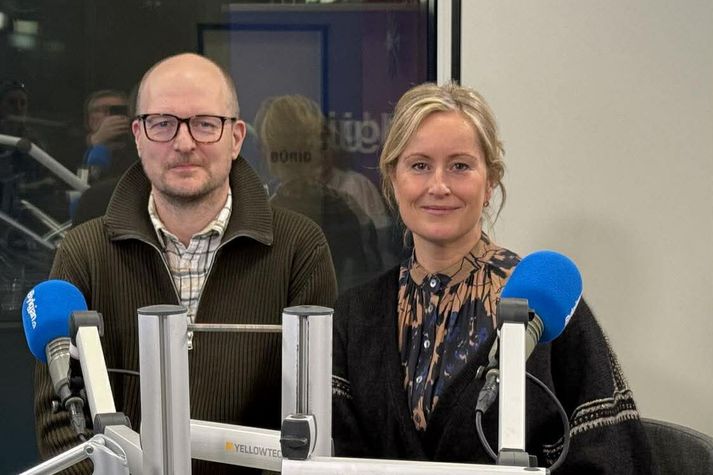 Ólafur og Unnur segja mönnun í algjöru uppnámi og það verði að slaka á aðhaldskröfu til spítalans eigi  að tryggja mönnun innan heilbrigðiskerfisins til framtíðar. 