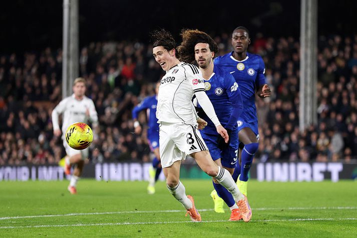 Marc Cucurella var rekinn af velli í fyrri hálfleik, fyrir þetta brot á Harry Wilson alveg við vítateiginn.