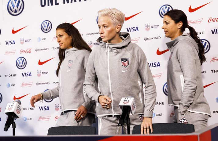 Þrír leiðtogar bandaríska landsliðsins undanfarin á á blaðamannafundi en það eru þær Carli Lloyd, Megan Rapinoe, og Alex Morgan.