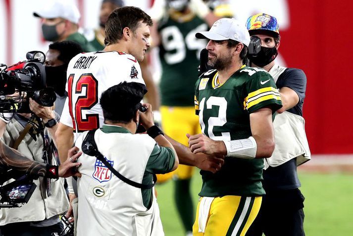 Tom Brady þakkar Aaron Rodgers fyrir leikinn eftir stórsigur Tampa Bay Buccaneers liðsins á liði Green Bay Packers.