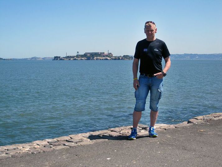 Hér stendur Oddur Kristjánsson á bakka San Francisco borgar og er með Alcatraz-eyjuna ógnvænlegu í baksýn.