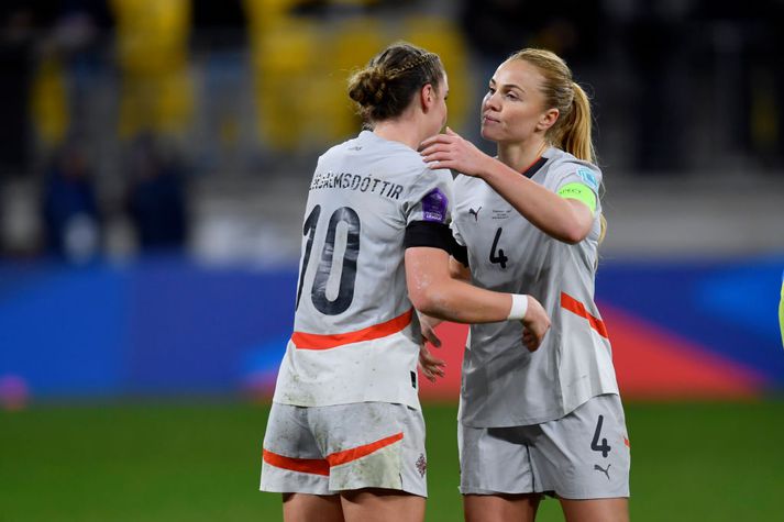 Karólína Lea Vilhjálmsdóttir og Glódís Perla Viggósdóttir, liðsfélagar og lykilmenn í íslenska landsliðinu, mættust í Þýskalandi í dag.