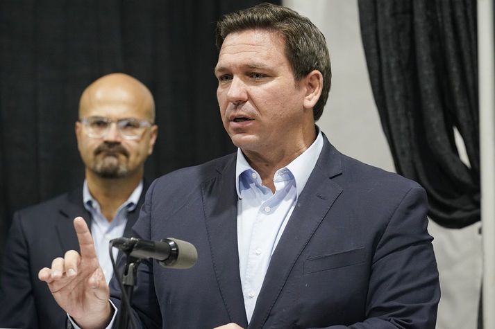 Ron DeSantis, ríkisstjóri Flórída, hefur barist harkalega gegn margskonar aðgerðum gegn Covid-19. Hann hefur meðal annars meinað forsvarsmönnum skóla í ríkinu að setja á skyldugrímu.