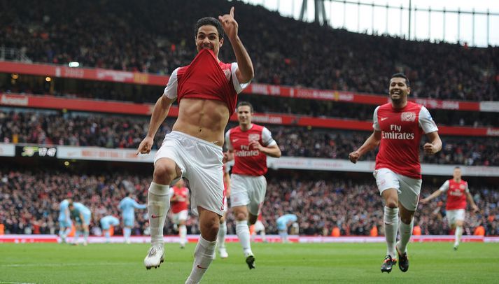 Mikel Arteta fagnar sigurmarki sínu.