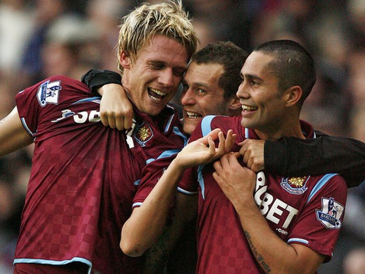 Radoslav Kovac fagnar hér marki sínu með Alessandro Diamanti og Luis Jimenez.