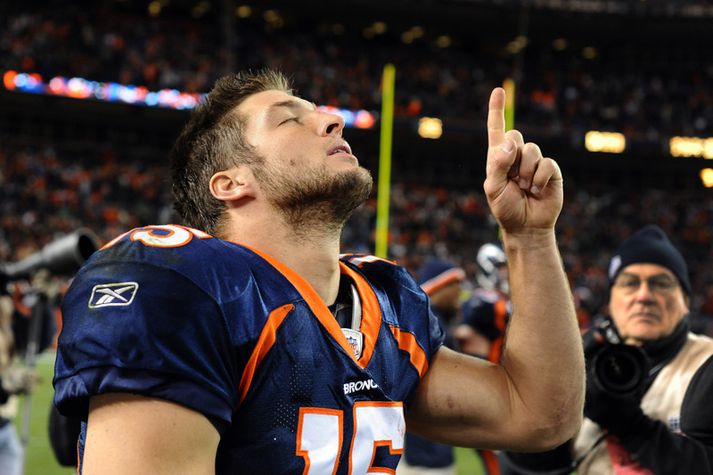 Tim Tebow hefur unnið leiki á ótrúlegan hátt og er talað um kraftaverk í þeim efnum. Hann fær alvöru próf um næstu helgi er hann mætir Tom Brady.