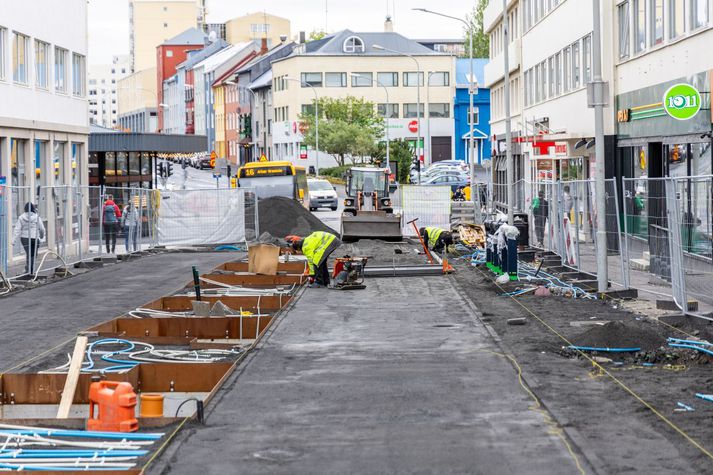 Framkvæmdum á Laugavegi við Hlemm átti að vera lokið um síðustu áramót. Svona er staðan í dag.