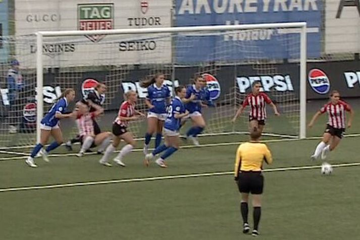 Hér er Elaina LaMacchia, markvörður Fram, búin að toga í hár Sæunnar Björnsdóttur sem fellur til jarðar. Augu dómarans virðast vera á boltanum.