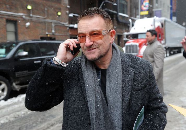 Bono lenti í vandræðum í Kanada en var bjargað af íshokký-leikmanni og kærustunni hans.