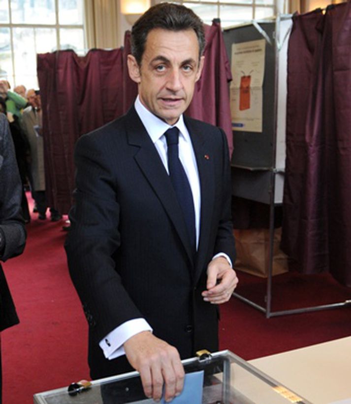 Sarkozy greiðir atkvæði. Mynd/AP