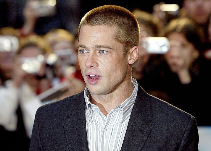Brad Pitt Er hugsanlega að fara að taka við af Tom Cruise í fjórðu Mission Impossible-myndinni.