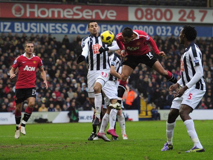 Javier Hernandez skorar hér sigurmarkið sitt í gær.