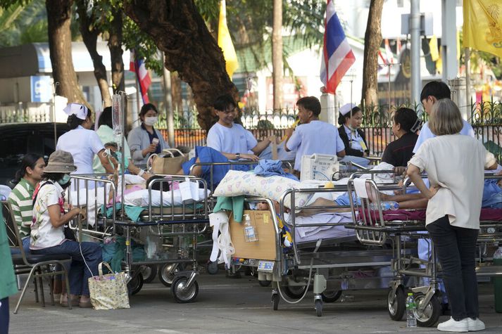 Mun fleiri myndir hafa borist inn á fréttaveiturnar frá Bankok en frá Mjanmar en hér má sjá sjúklinga spítala í Bangkok bíða úti á götu.